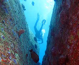 Diver in the gap between the boulders at ko bangu north point diving andaman sea feature