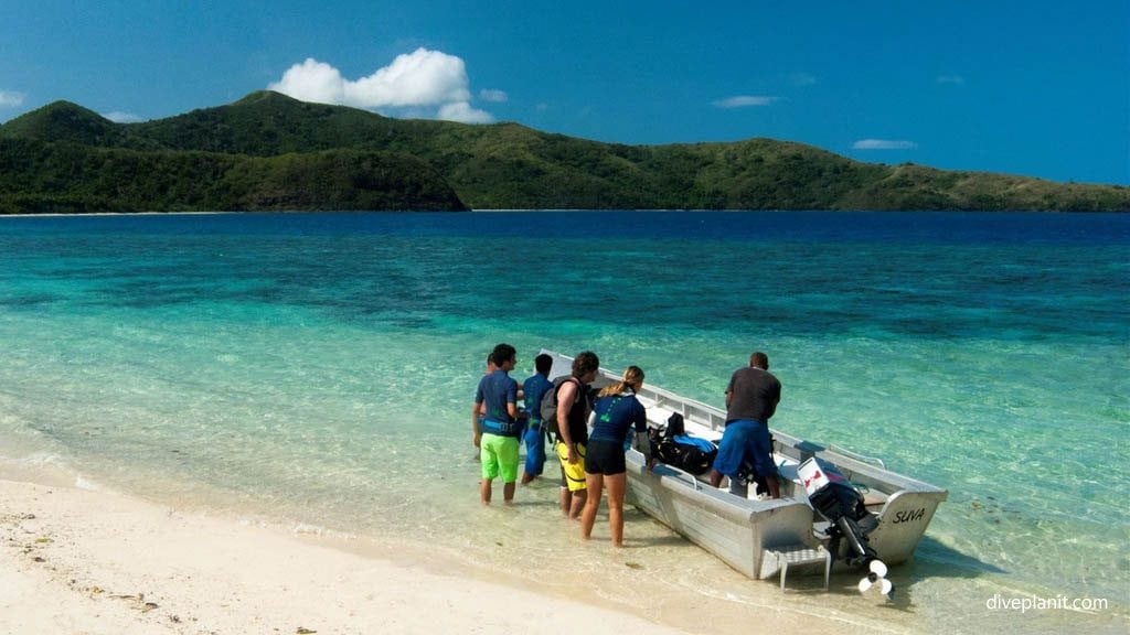 Divers getting into boat diving barefoot manta with barefoot manta at yasawa islands fiji islands diveplanit