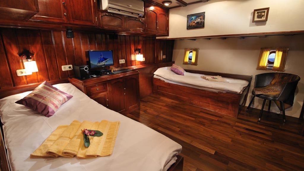 S/Y Indo Siren offers 10 night excursions in Komodo & Raja Ampat cabin