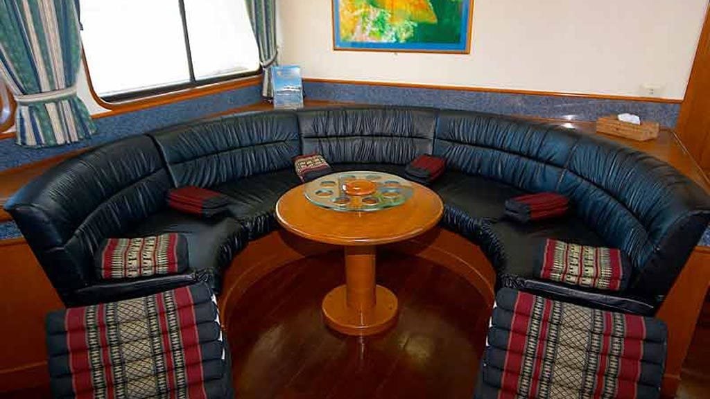 Mermaid 1 liveaboard | komodo raja ampat indonesia saloon bar