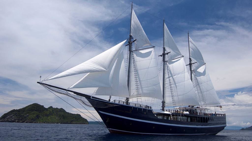 Dewi Nusantara Liveaboard cruising Raja Ampat, Komodo - External Hero