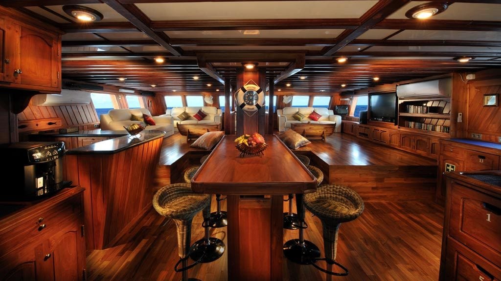 S/Y Palau Siren – luxury phinisi schooner liveaboard in Palau lounge