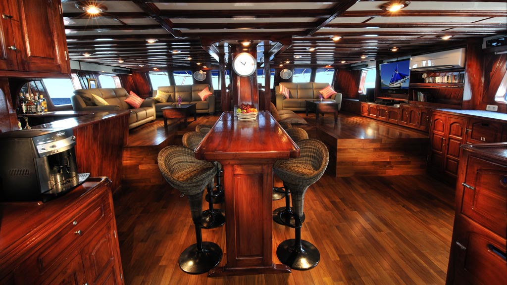 The Indo Siren liveaboard is a more-than comfortable traditional Phinisi schooner offering a great variety of 10 night itineraries in Komodo and Raja Ampat