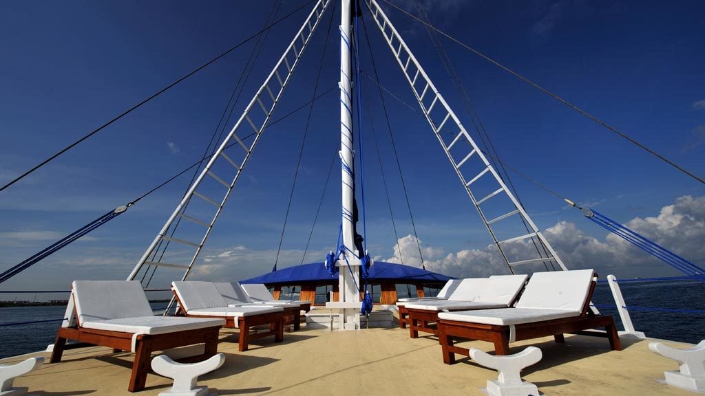 S/Y Indo Siren offers 10 night excursions in Komodo & Raja Ampat sun deck