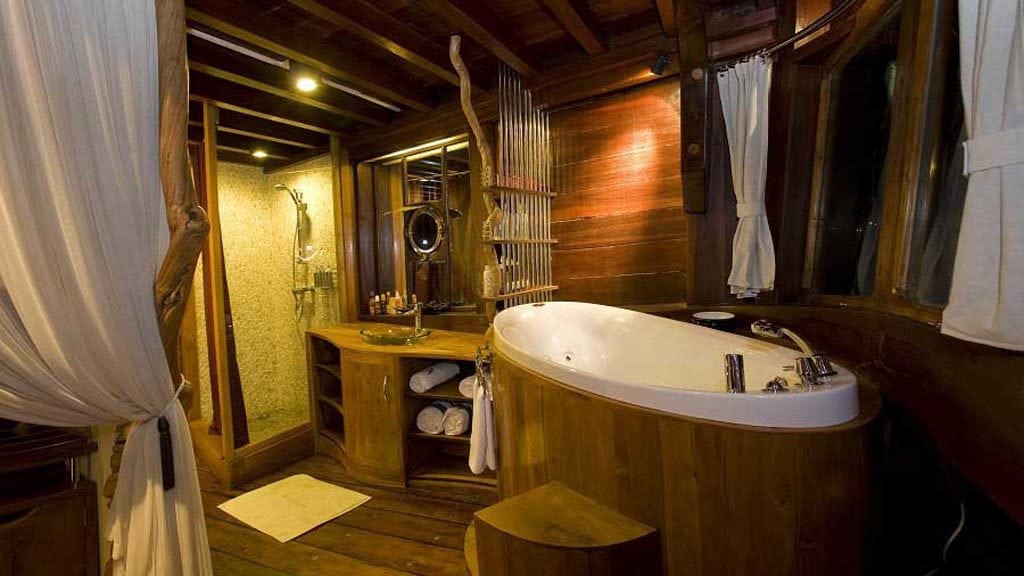 Dewi Nusantara Liveaboard cruising Raja Ampat, Komodo - Master Suite Bathroom