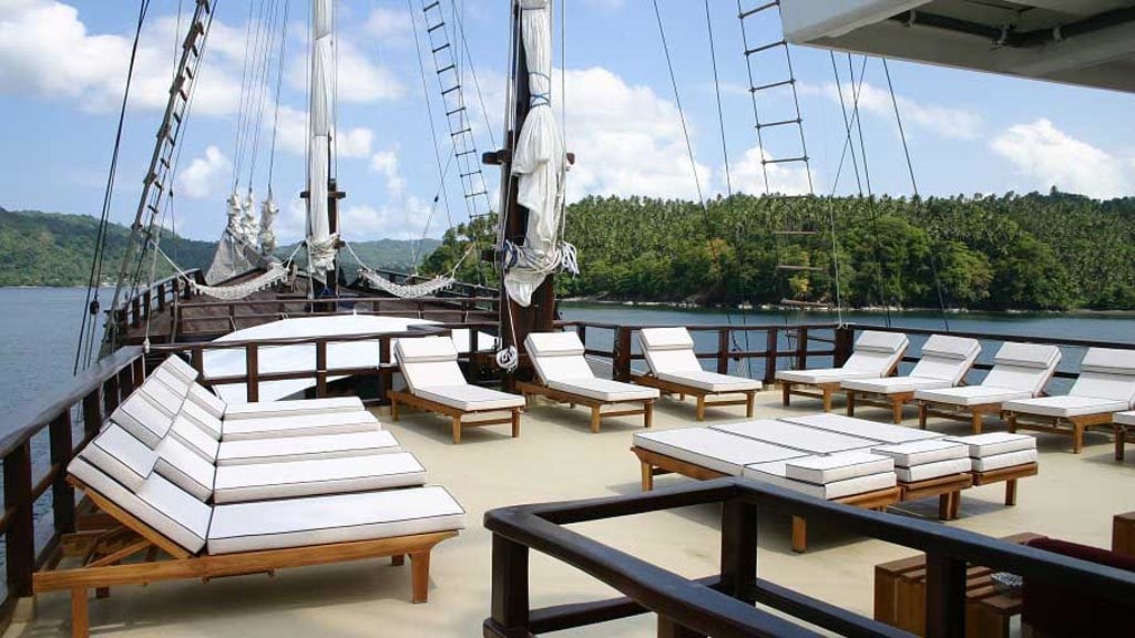 Dewi Nusantara Liveaboard cruising Raja Ampat, Komodo - Sun Deck