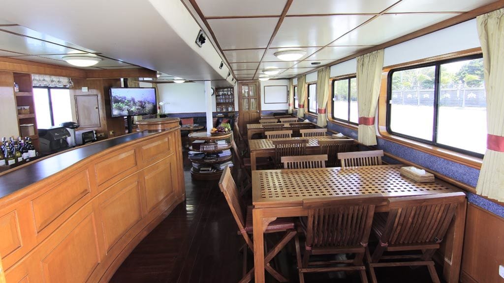 Mermaid 1 liveaboard | komodo raja ampat indonesia saloon dining room