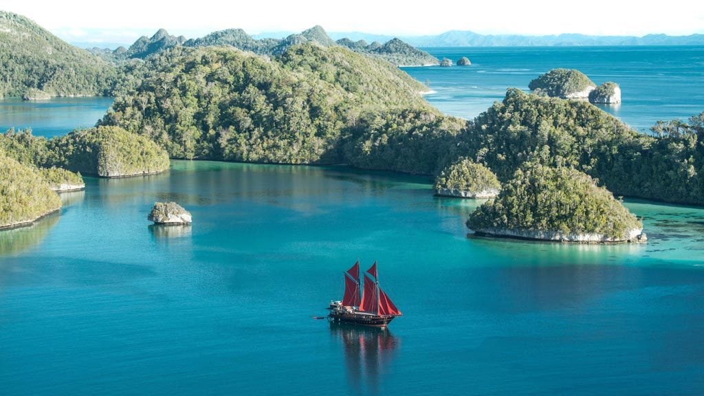 Calico jack liveaboard komodo raja ampat indonesia sailing