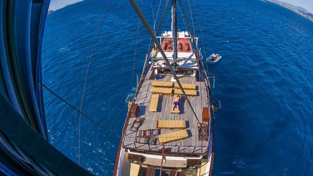 Ondina liveaboard | komodo raja ampat indonesia - aerial shot