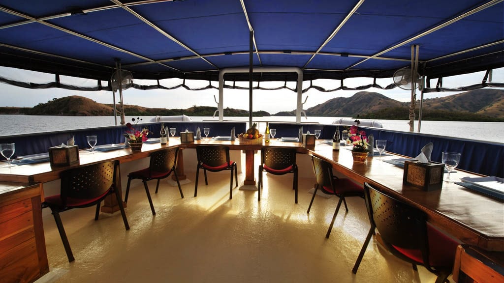 Philippine Siren – visit the best Philippines dive sites in comfort dining stern