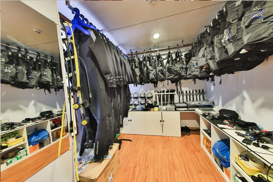 Carpe novo liveaboard maldives dive equipment room