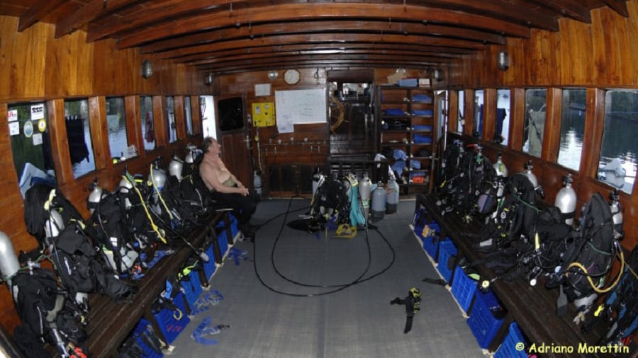 Ondina liveaboard | komodo raja ampat indonesia - dive deck