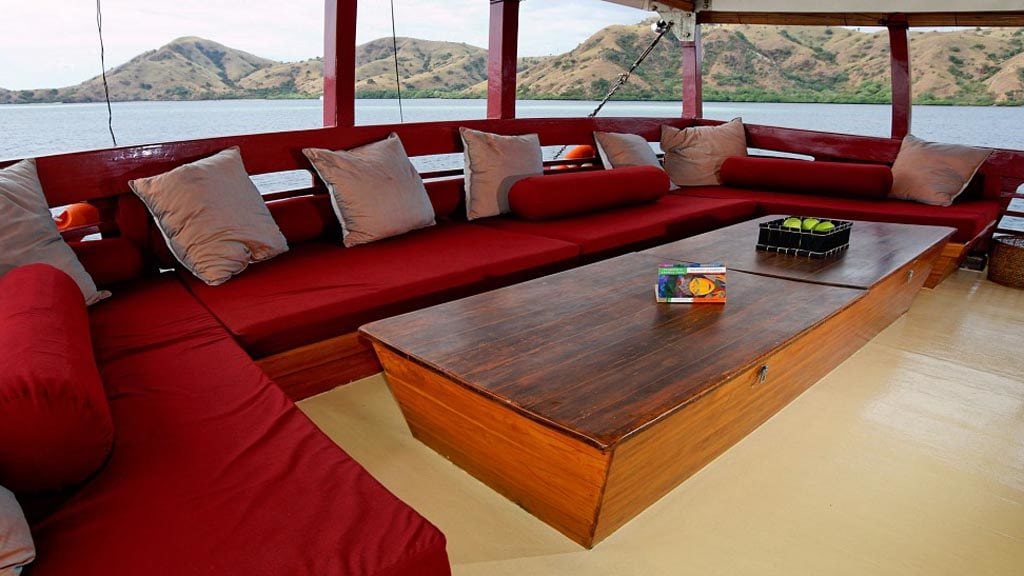 Seven seas liveaboard | komodo raja ampat indonesia aft lounge bed