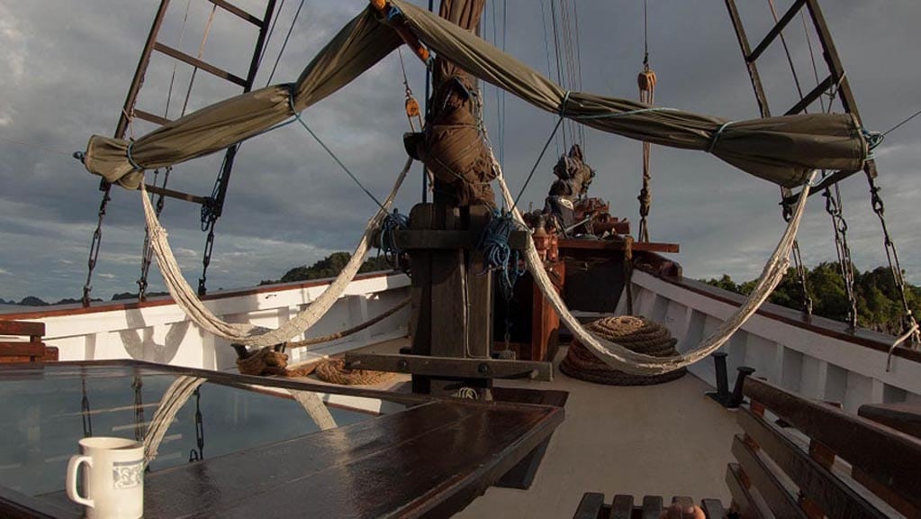 Ondina liveaboard | komodo raja ampat indonesia fore deck