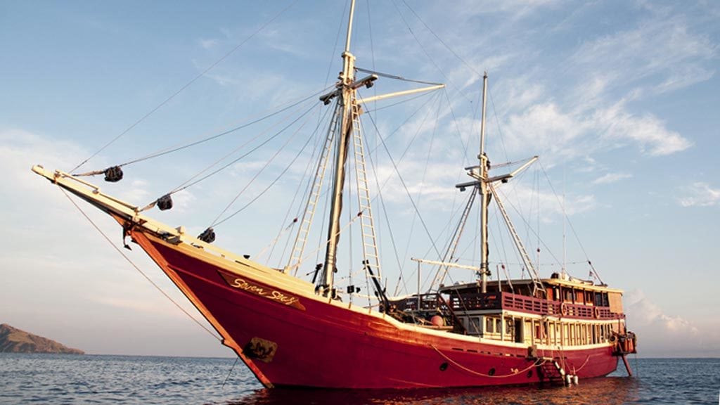 Seven seas liveaboard | komodo raja ampat indonesia at anchor