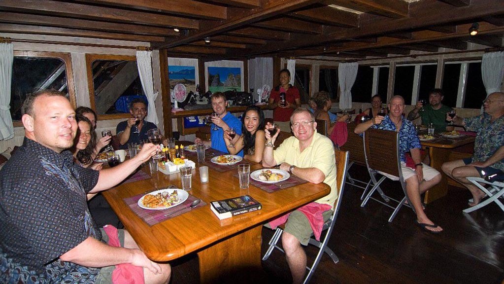 Seven seas liveaboard | komodo raja ampat indonesia dining salon