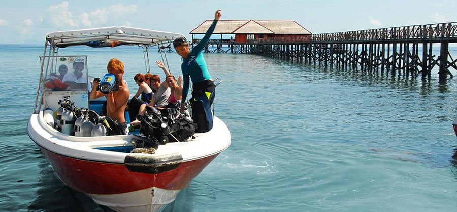 Borneo divers mabul sabah borneo malaysia boats depart