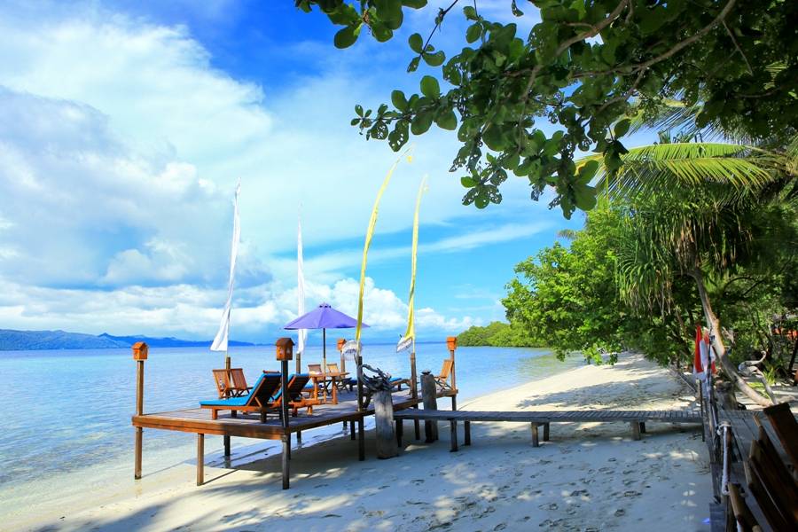 Raja ampat dive lodge radl raja ampat indonesia over sand deck