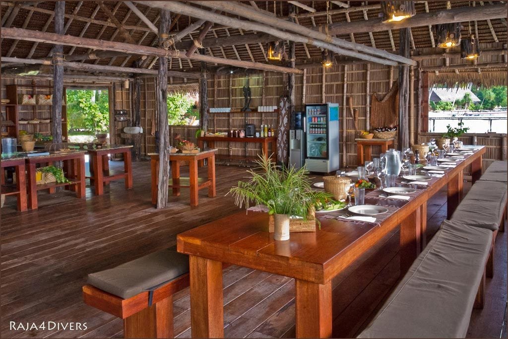 Raja divers pulau pef raja ampat indonesia restaurant