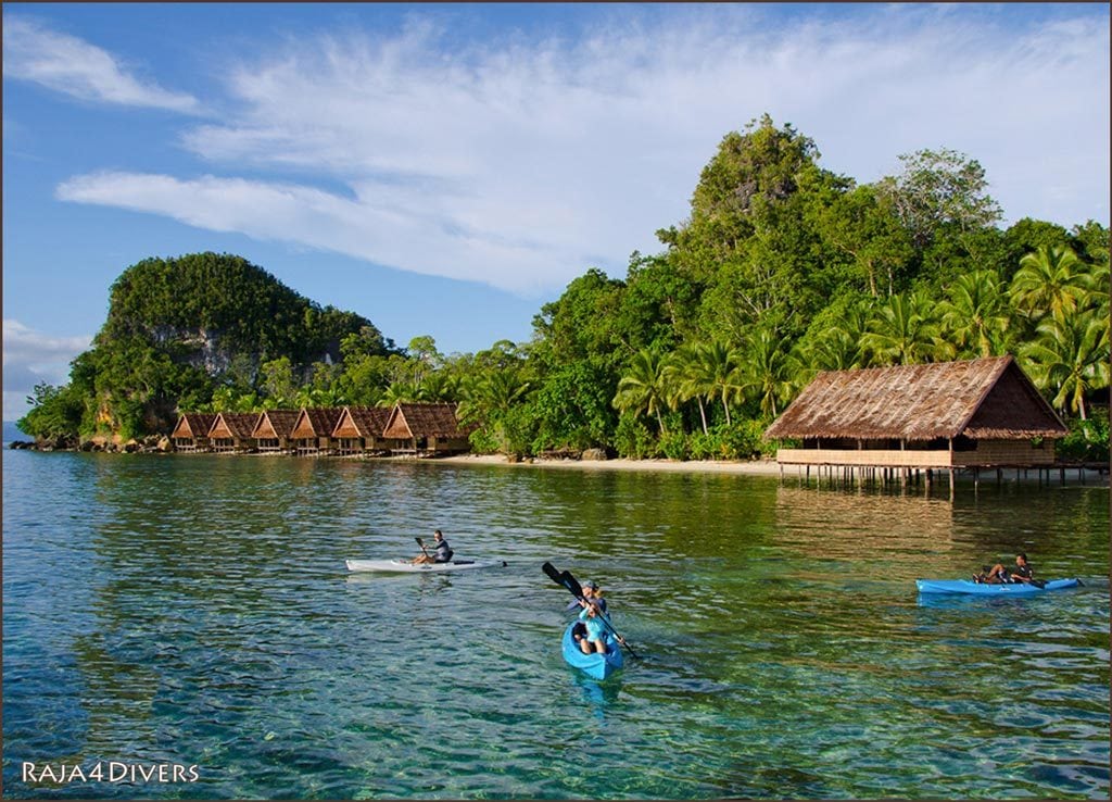 Raja divers pulau pef raja ampat indonesia kayaking