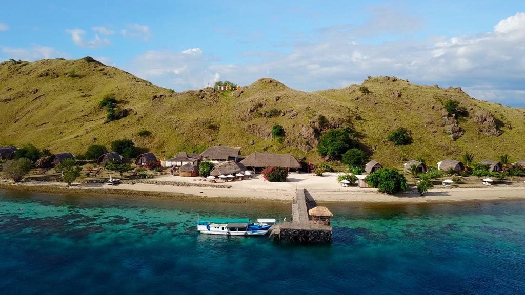 Komodo resort diving club sebayur island komodo flores indonesia resort jetty hero