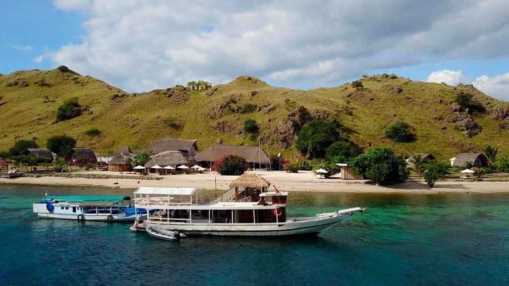 Komodo resort diving club sebayur island komodo flores indonesia dive boat