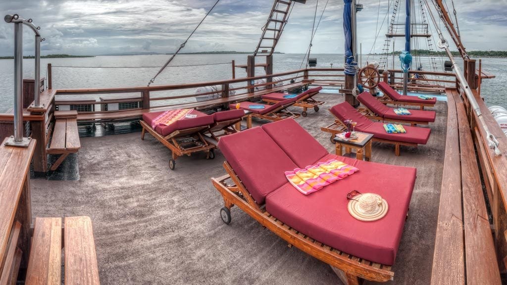 Sea safari 8 liveaboard | raja ampat cendrawasih bay indonesia sun deck