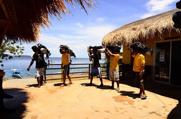 Buceo anilao beach dive resort batangas philippines carrying the gear