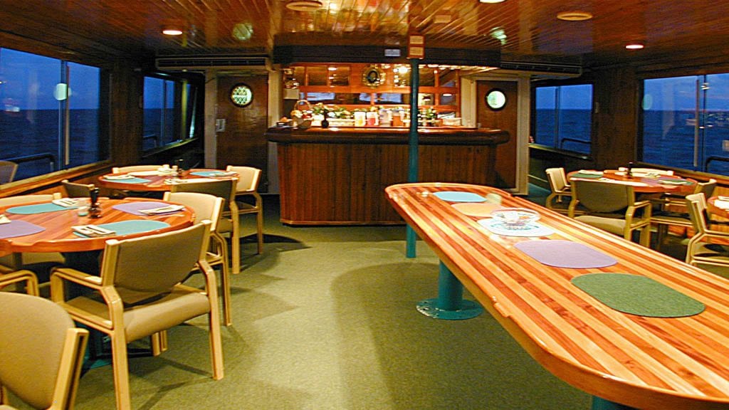 Truk odyssey liveaboard truk dining area and bar