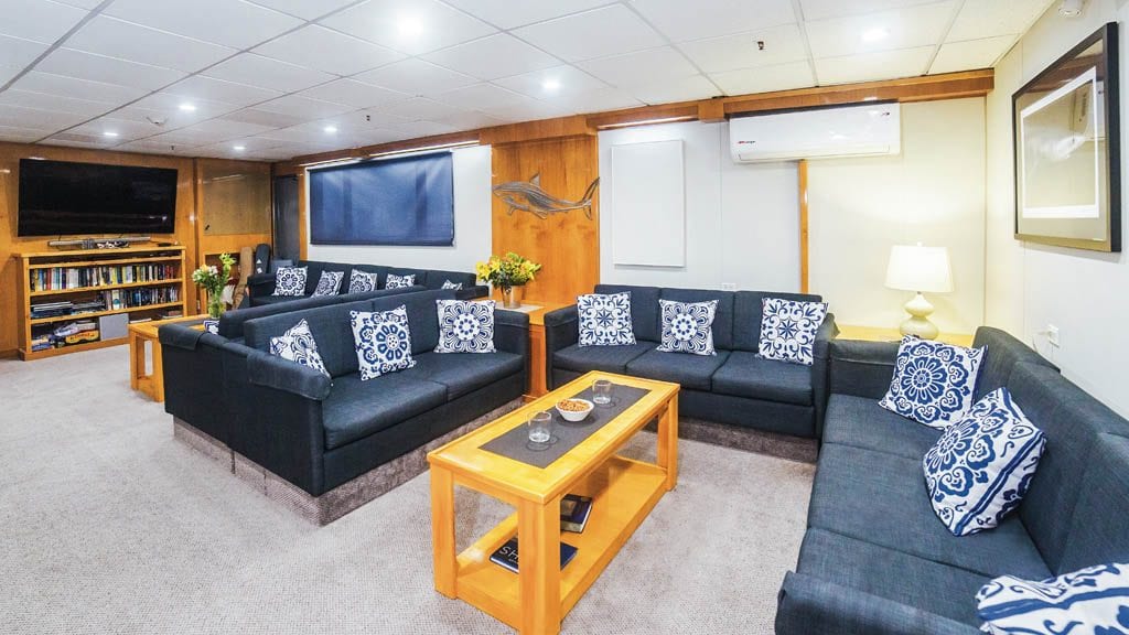 Nautilus belle amie liveaboard socorro guadalupe mexico lounge