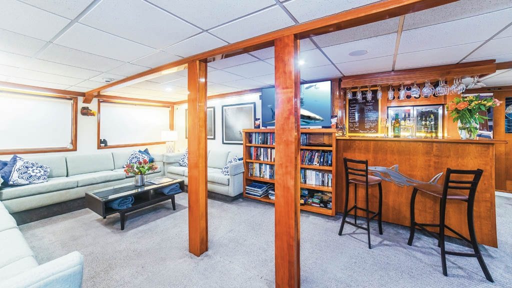 Nautilus explorer liveaboard socorro guadalupe mexico lounge