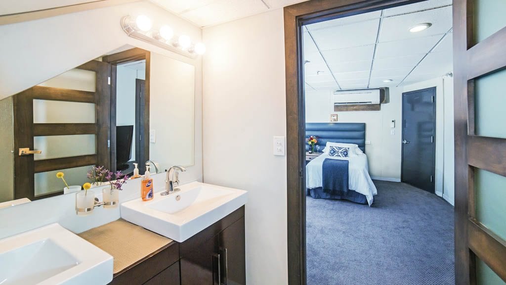 Nautilus belle amie liveaboard socorro guadalupe mexico premium bathroom