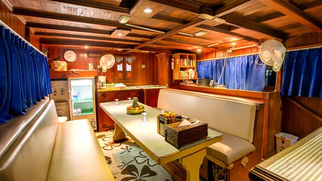 Nusa tara liveaboard | komodo indonesia - dining room