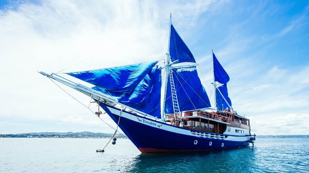 Temukira liveaboard, raja ampat from sorong sun burst