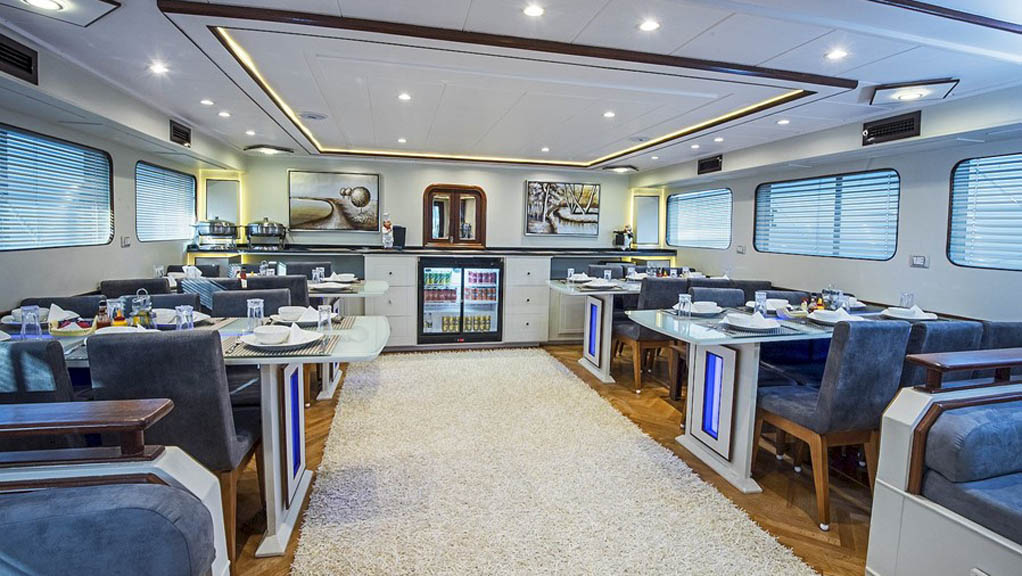 3 M/Y Sea Serpent Liveaboard | Red Sea dive cruises dining room