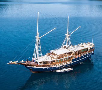 The Aurora Liveaboard, a spacious yacht, designed for a discerning clientele in the traditional Phinisi style cruises Bali, Komodo, Raja Ampat, Banda Sea