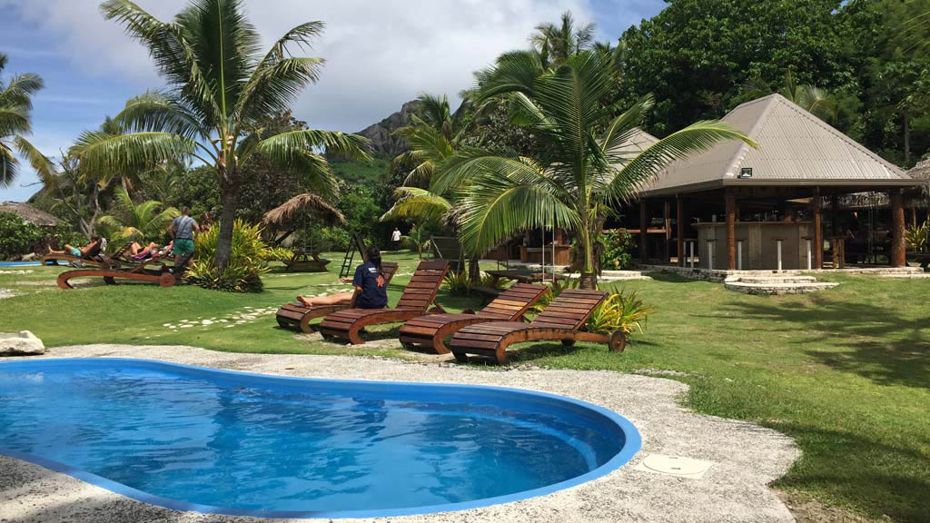 6 barefoot kuata resort yasawa islands fiji pool and bar