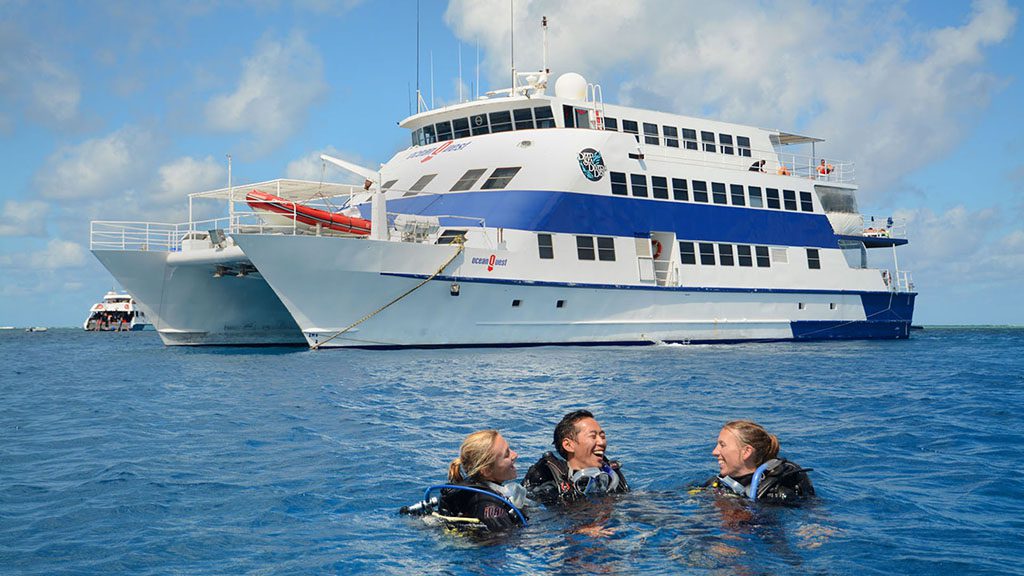 6 divers den oceanquest liveaboard great barrier reef australia learn to dive
