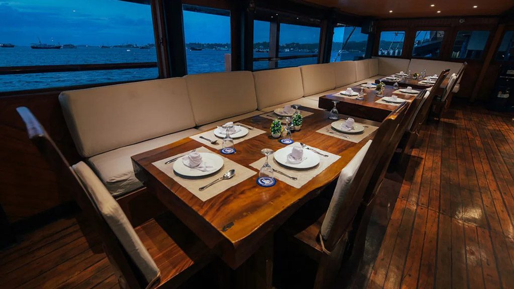 Sea safari 8 liveaboard | raja ampat cendrawasih bay indonesia dining area