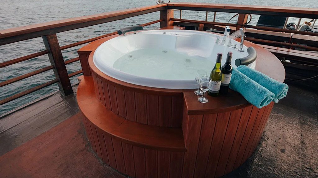 Sea safari 8 liveaboard | raja ampat cendrawasih bay indonesia hot tub