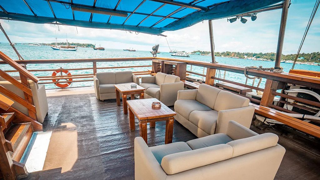 Sea safari 8 liveaboard | raja ampat cendrawasih bay indonesia outdoor lounge