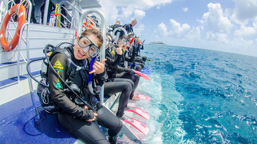 Divers den cert dive trip stern