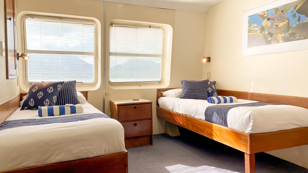 8 divers den oceanquest liveaboard great barrier reef australia twin cabin