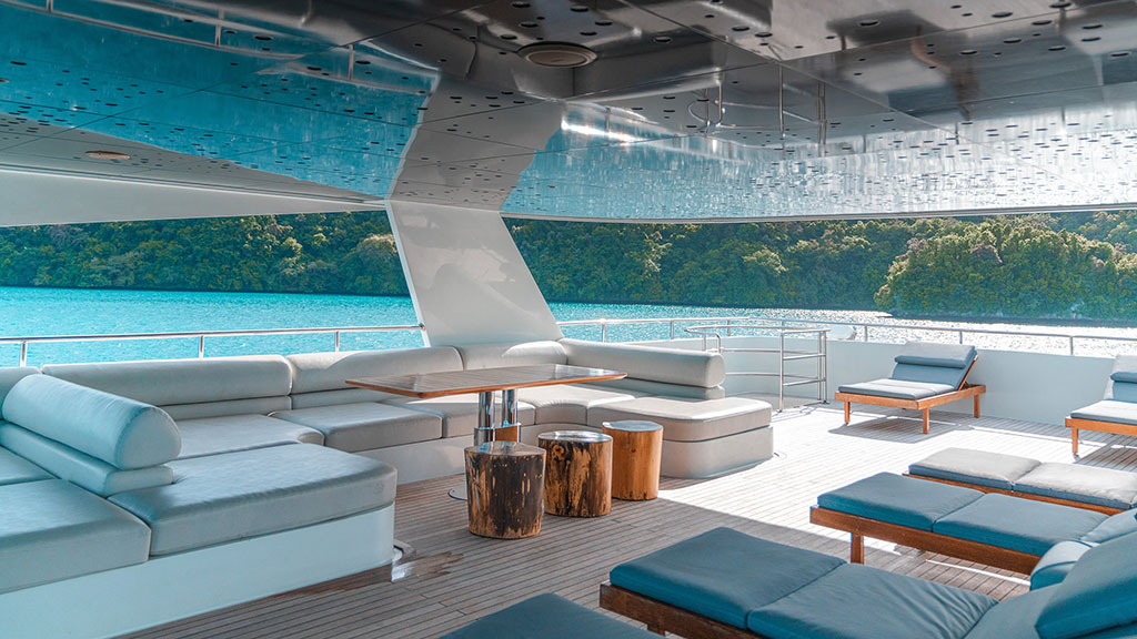 5 white pearl liveaboard maldives outdoor lounge area