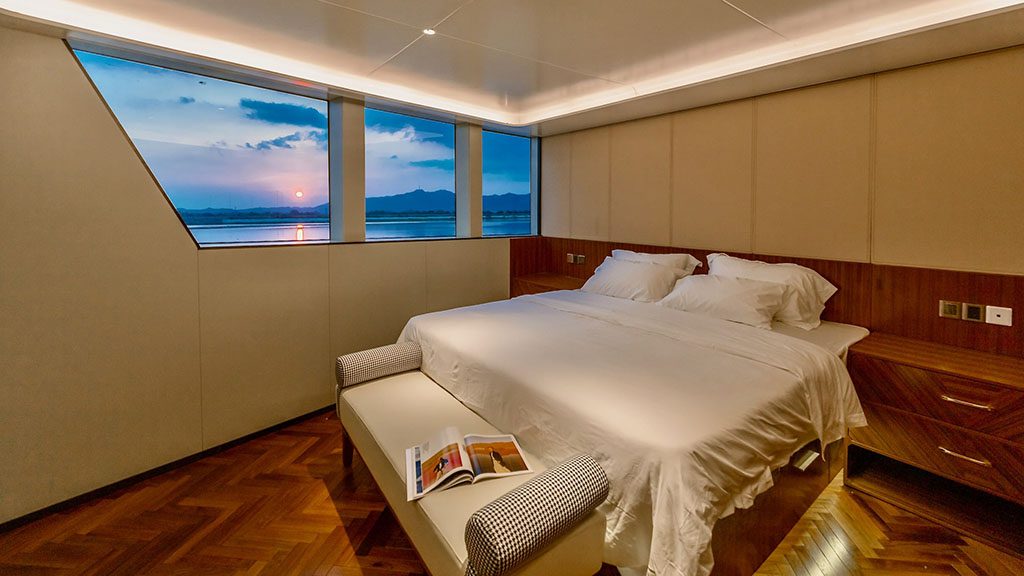 6 white pearl liveaboard maldives master suite bedroom