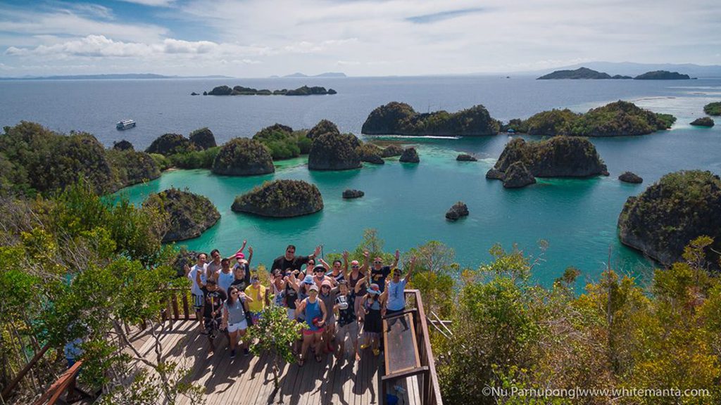 12 white manta raja ampat komodo indonesia pianemo view