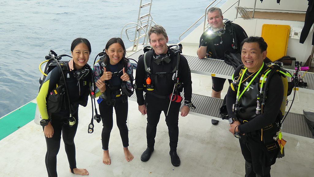 7 white manta raja ampat komodo indonesia divers divedeck