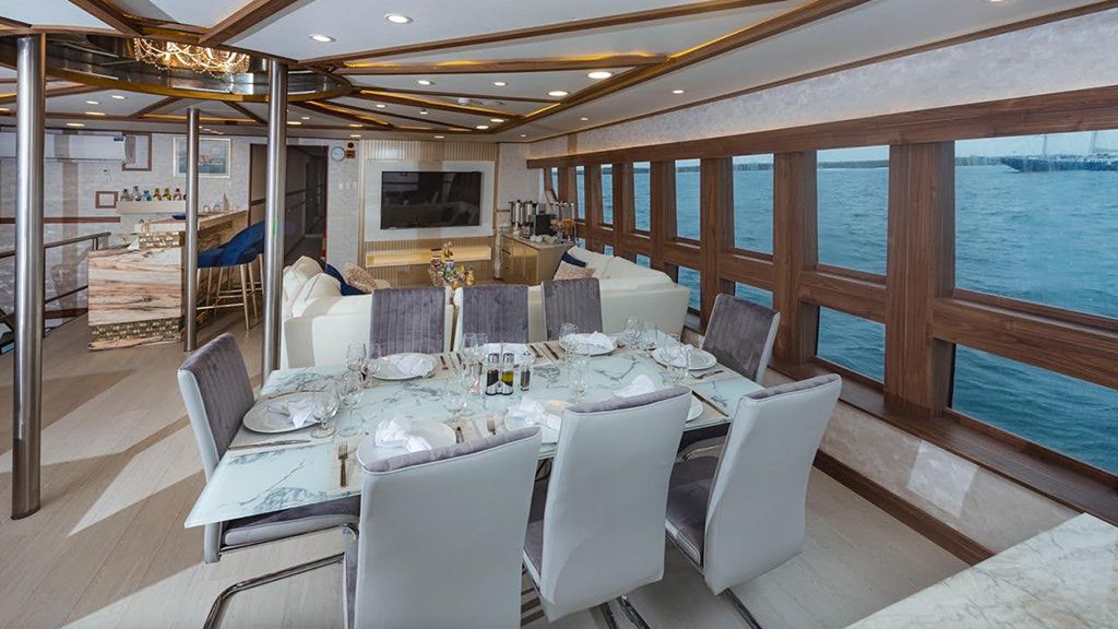 11 Tiburon Explorer liveaboard Galapagos Islands dining