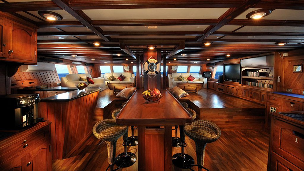 9 Palau Siren Liveaboard Palau saloon