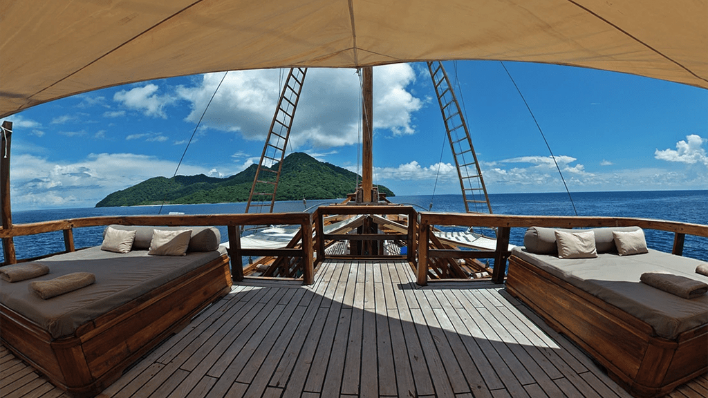 10 Damai 2 Liveaboard Indonesia bridge deck front sundeck